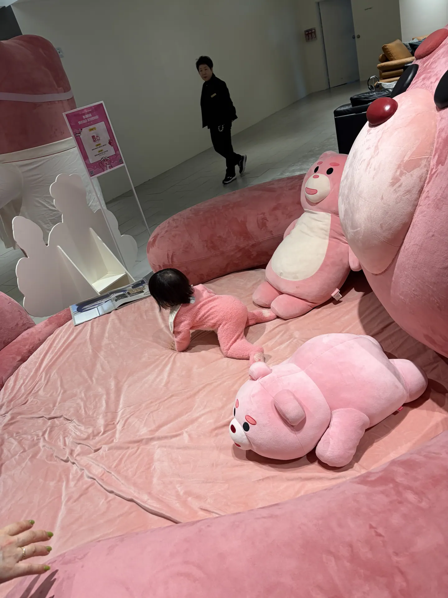 벨리곰 침대 위에서 노는 아기
