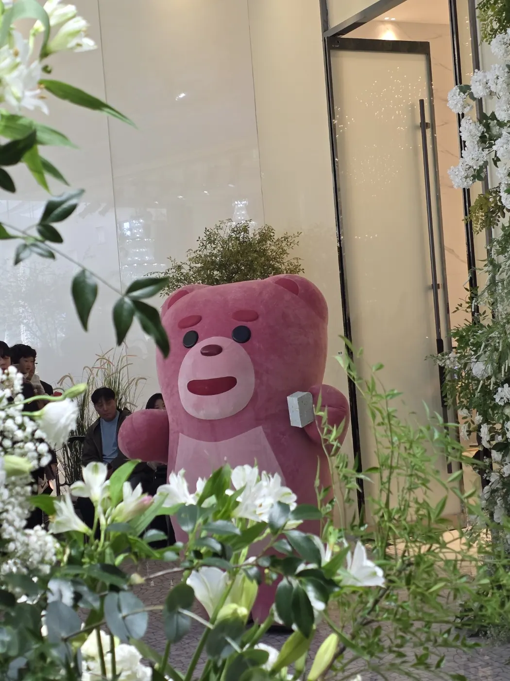 꽃에 둘러싸인 벨리곰