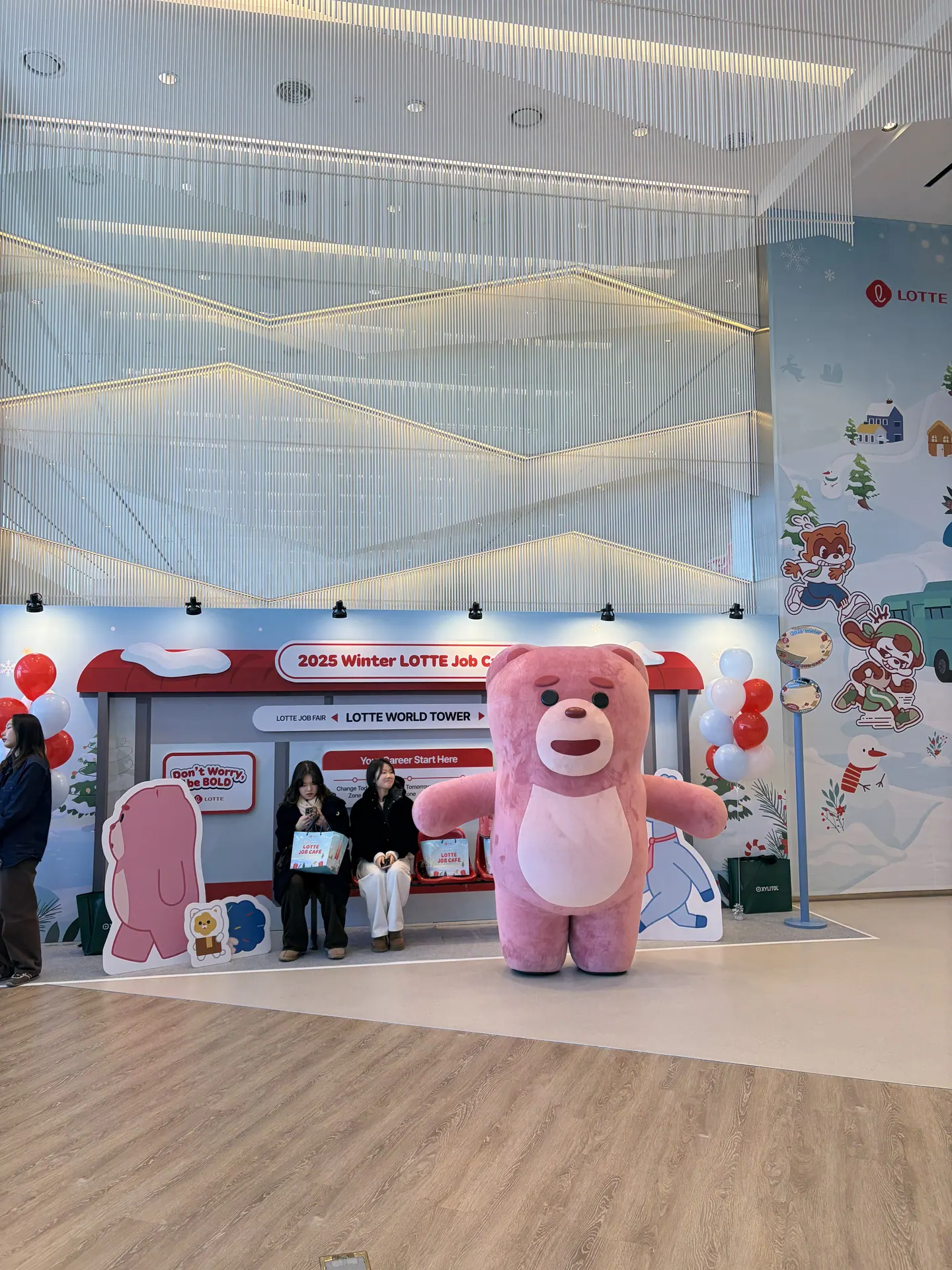 기업 행사장에서 관람객을 맞이하는 벨리곰