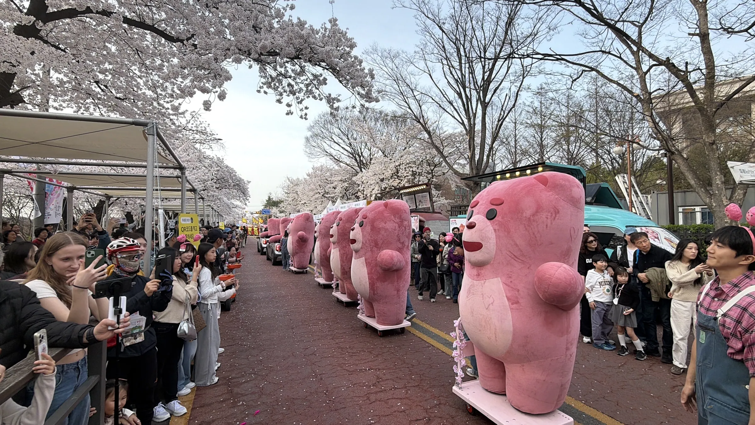 벚꽃길을 행진하는 벨리곰 퍼레이드 — 큰나무 에이전시 배우들의 현장