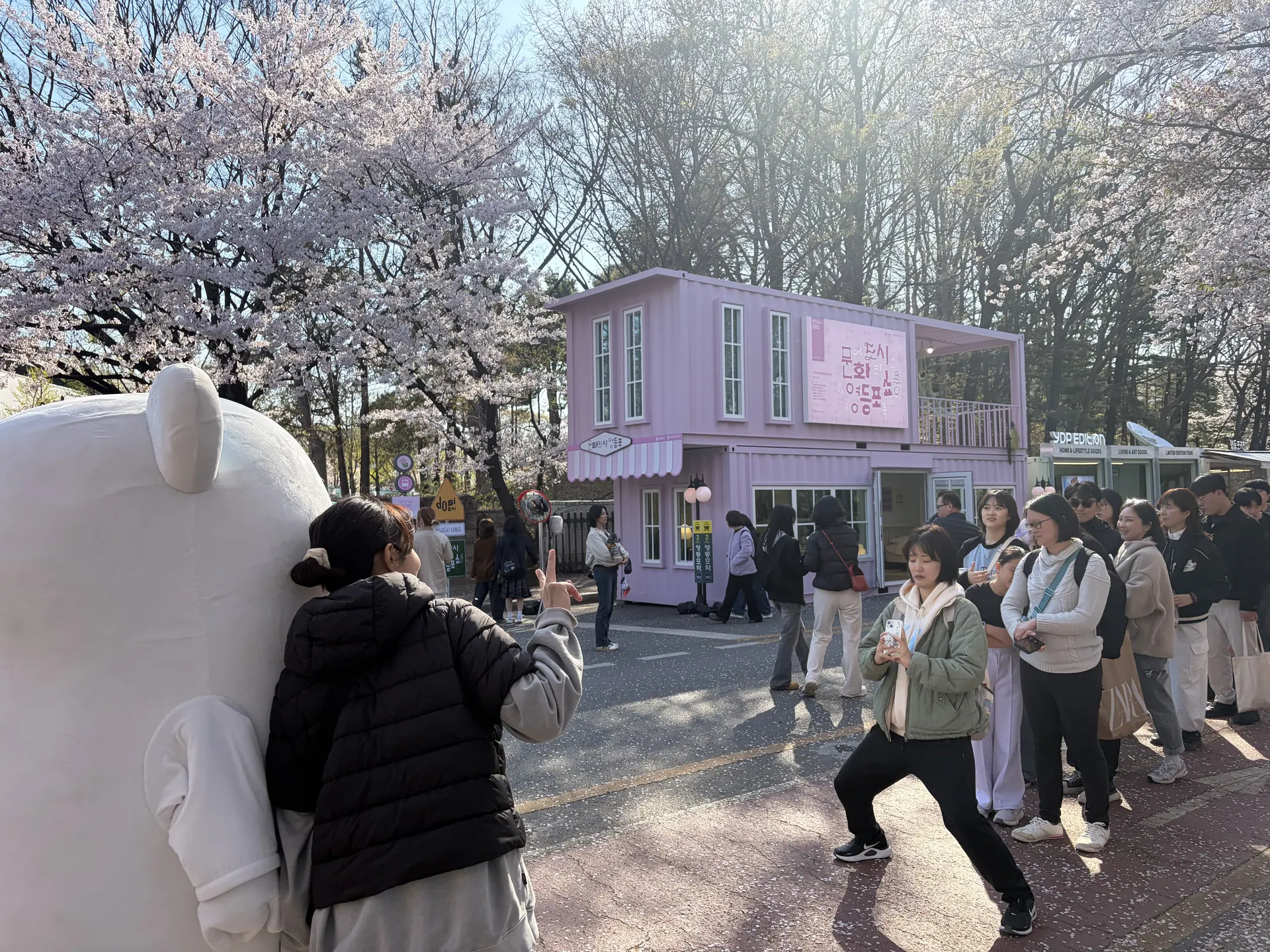 벚꽃 팝업 현장에서 관람객과 인사하는 멕스