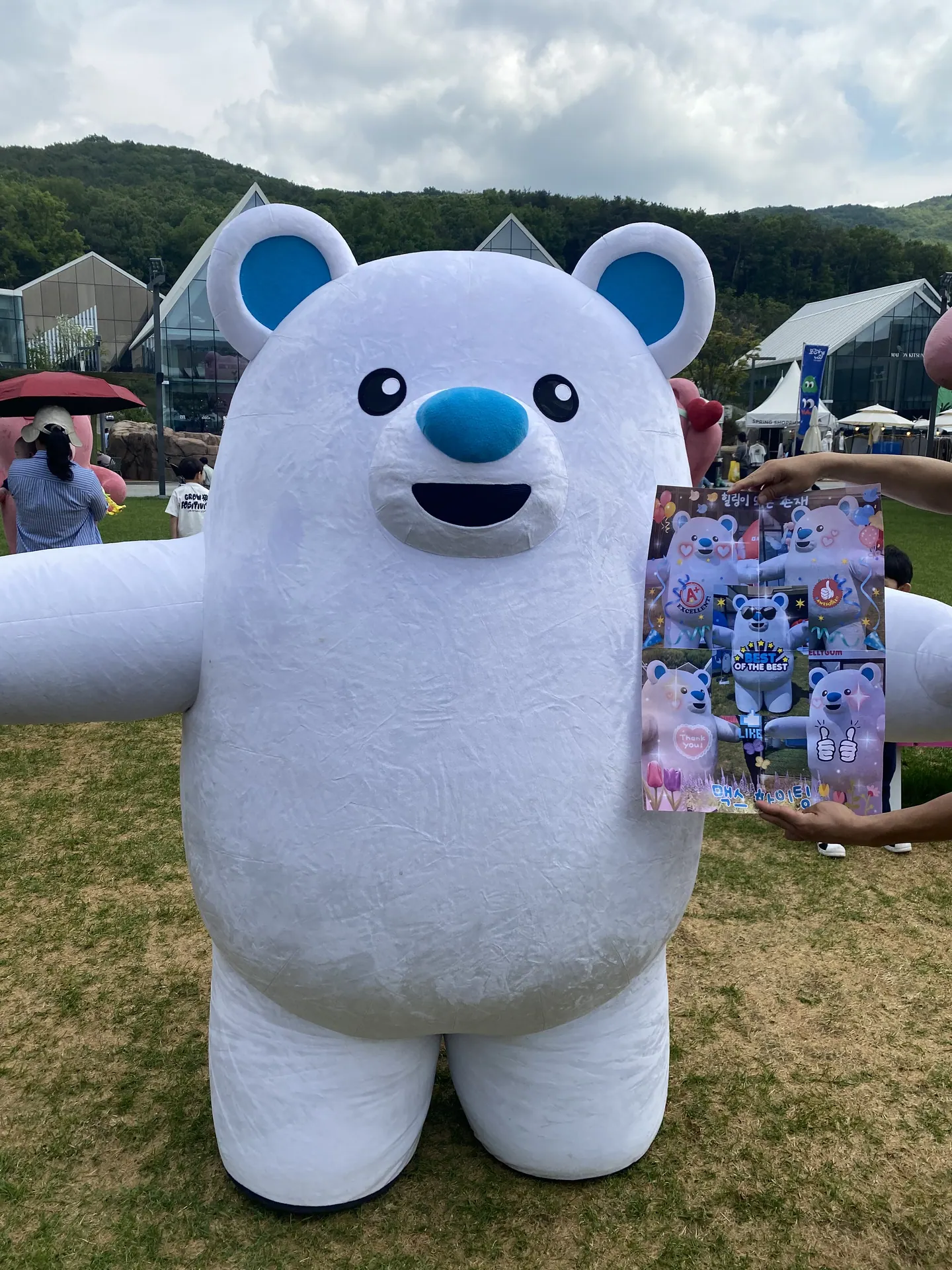 초원 위에서 포즈를 취한 멕스