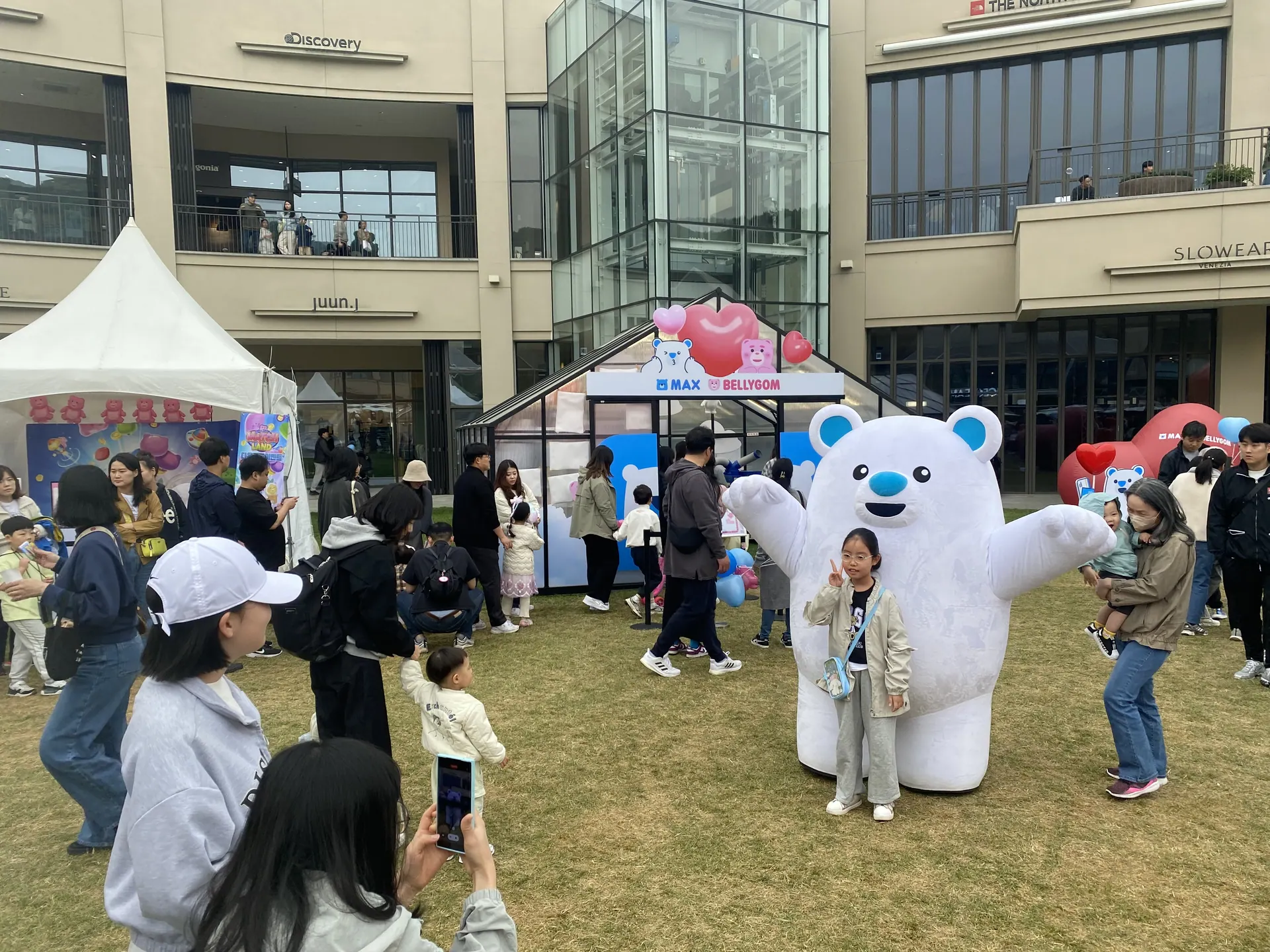 아이와 하이파이브하는 멕스