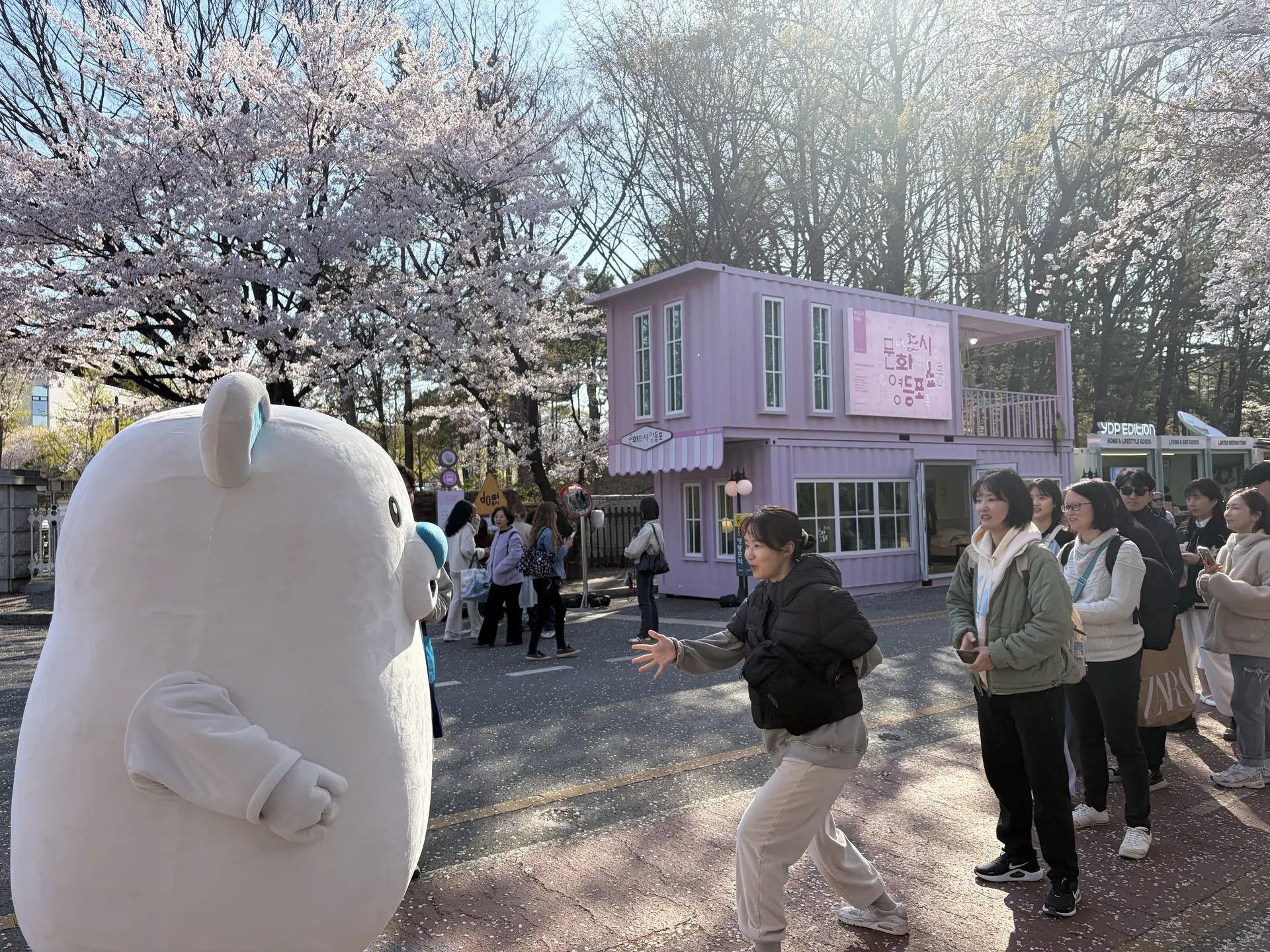 거리에서 아이들과 만나는 멕스