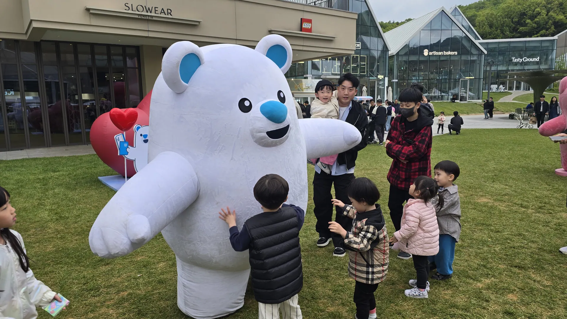 아이들에게 둘러싸여 교감하는 멕스